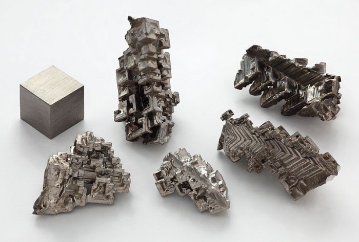 800px-bismuth_crystals_and_1cm3_cube.jpg